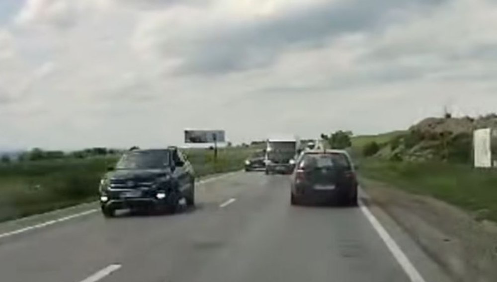 Manevra șocantă a unui șofer. Filmarea a devenit virală, iar bărbatul iresponsabil a rămas fără permis VIDEO