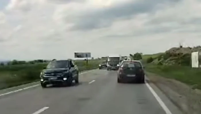 Șoferul autoutilitarei a făcut o depășire nebunească FOTO captură video