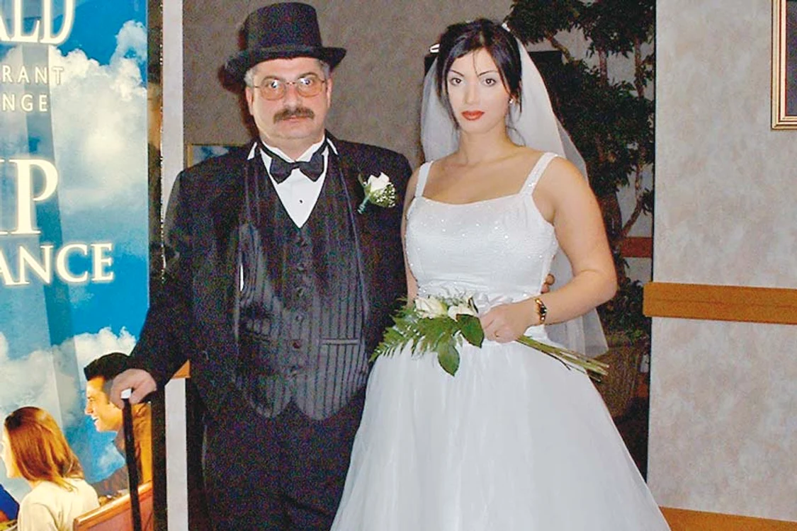 Adriana şi Silviu  Prigoană, alături de  copiii lor, Eduard şi  Maximus şi de rude  la masa de Paşte