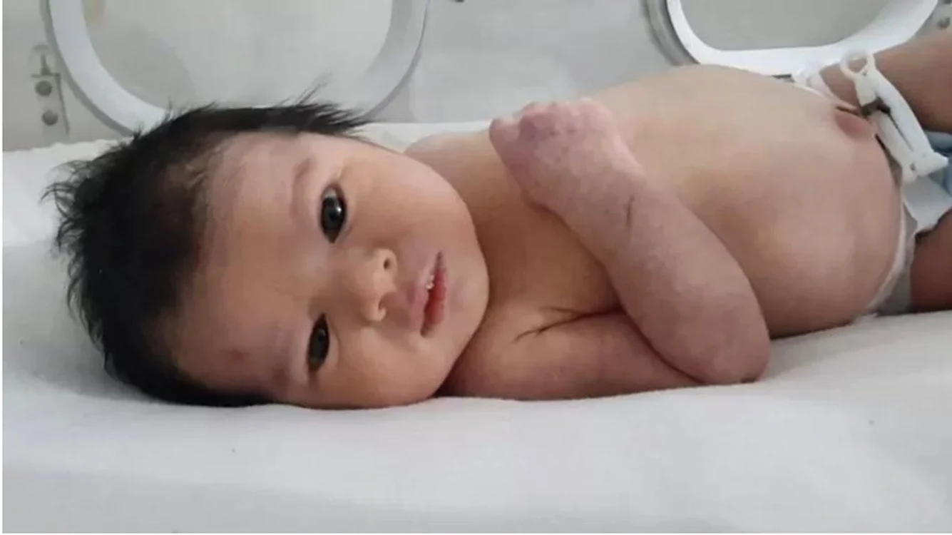 Aya, fetița găsită sub dărâmături, a fost adoptată de rude Foto: Twitter