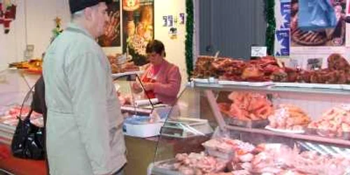 Pietrenii se uită la galantare, dar nu cumpără carne de porc