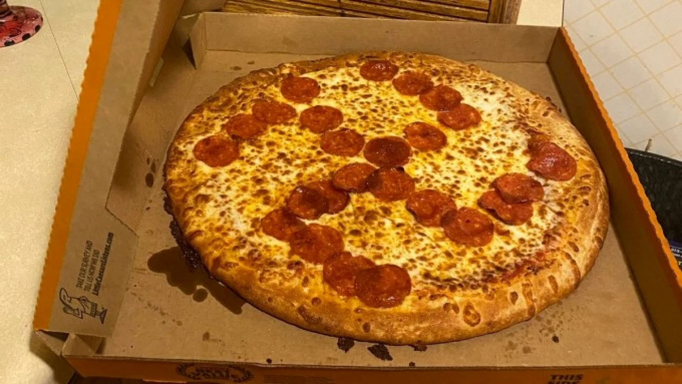 pizza cu svastică din felii de salam