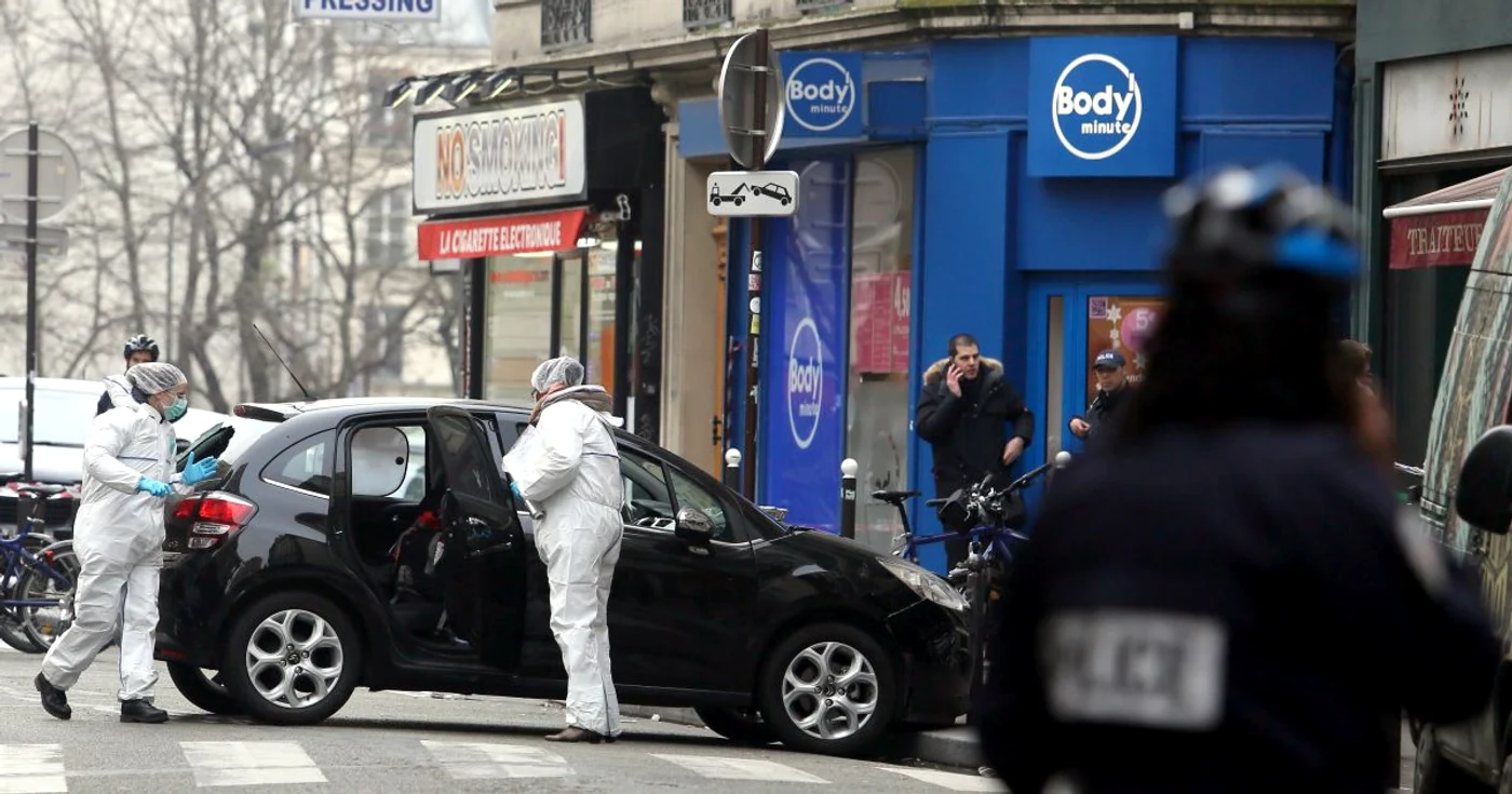 În imagine, maşina folosită de terorişti la atacul asupra redcaţiei Charlie Hebdo   FOTO: AP