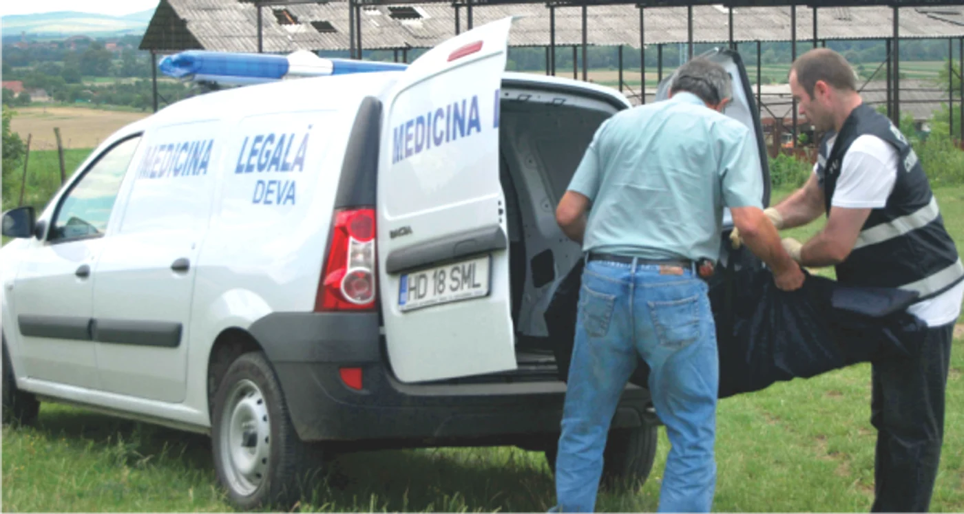 
    Medicii legiști vor spune din ce pricină a murit femeia în bazinul cu apă  