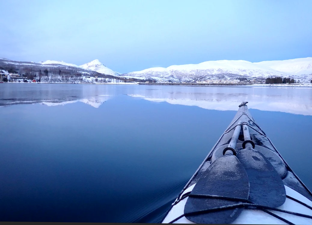 În caiac prin sălbăticia Cercului Polar FOTO sommaroyadventure.no
