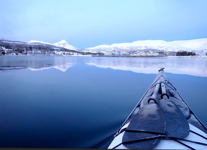 În caiac prin sălbăticia Cercului Polar FOTO sommaroyadventure.no