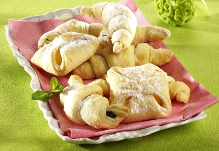 Sunt ușor de perapart, fragede și cu umplutură ușor acrișoarăclickpoftabuna.ro