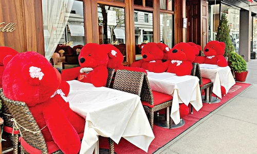 Restaurantul Nello’s din New York  a invitat la terasă nişte ursuleţi de pluş jpeg