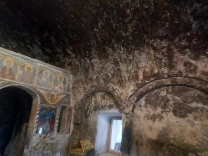 manastire rupestra corbii de piatra arges interior