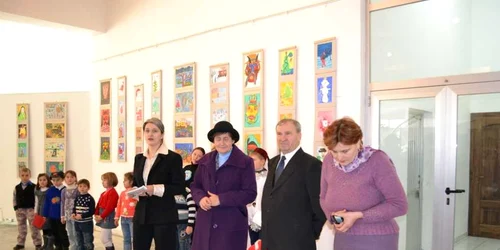 Elevii din Mărgineni au realizat picturile expozitiei „Iarna şi sărbătorile satului“