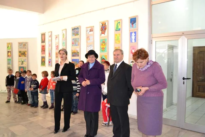 Elevii din Mărgineni au realizat picturile expozitiei „Iarna şi sărbătorile satului“