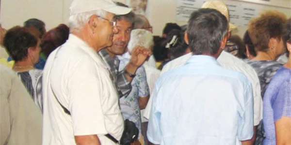 28 de bătrâni s-au trezit datori peste noapte
