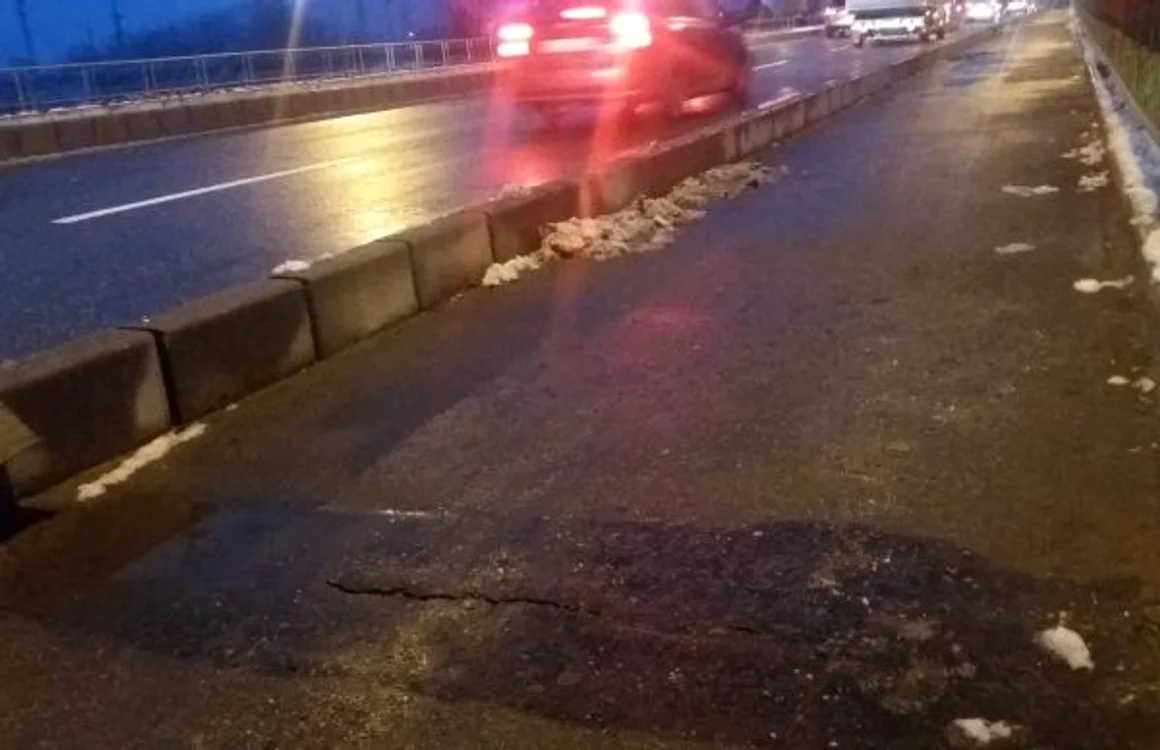 Podul prezintă numeroase fisuri