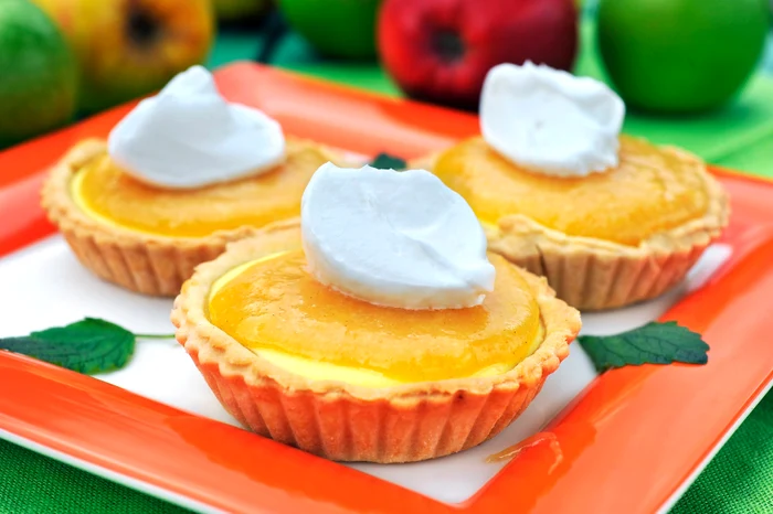 Minitarte cu cremă și gem de mere