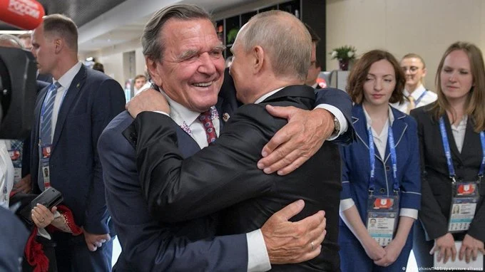 Vladimir Putin s-a întâlnit cu fostul cancelar german Gerhard Schröder, pe care-l vrea mediator în negocierile cu Europa