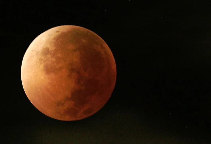Eclipsă totală de lună.