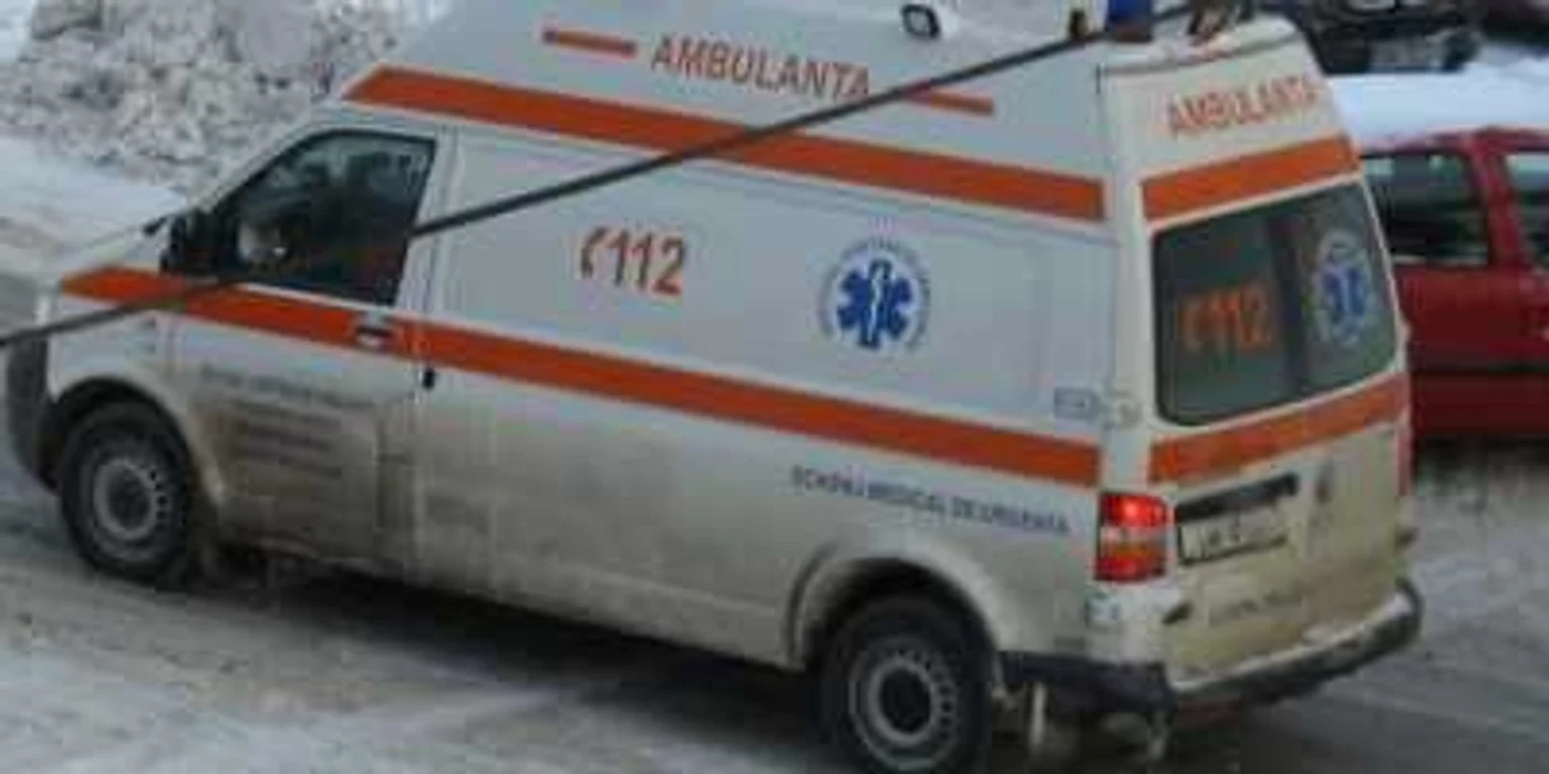 Ambulanţa l-a transportat pe tânărul înjunghiat la Spitalul Judeţean de Urgenţe
