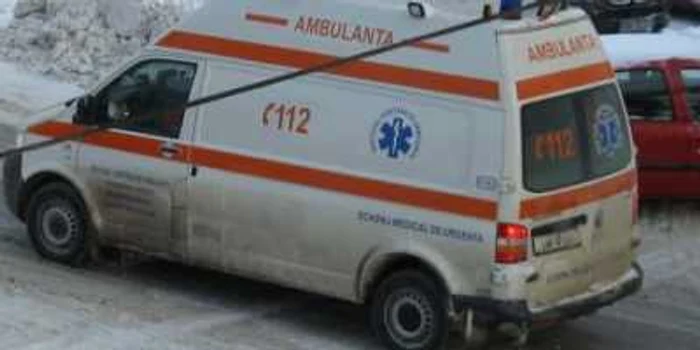 Ambulanţa l-a transportat pe tânărul înjunghiat la Spitalul Judeţean de Urgenţe