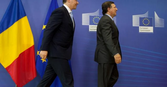 Jose Manuel Barroso (dreapta) l-a felicitat pe Victor Ponta FOTO Arhivă