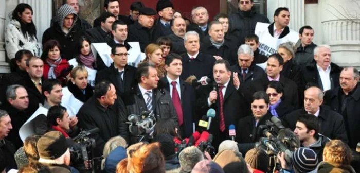 Dintre 2011, de la protestul faţă de încătuşarea lui Nicolescu, liderii PSD au o lungă tradiţie de obstrucţionare a Justiţiei FOTO Mediafax