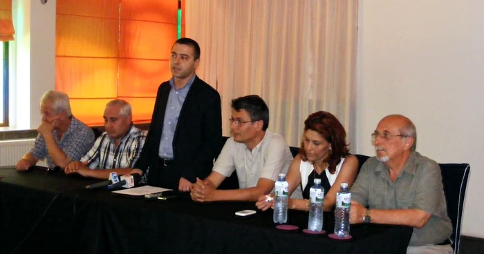 Daniel Cârjan alături de colegii de partid care îl susţin FOTO Corina Macavei