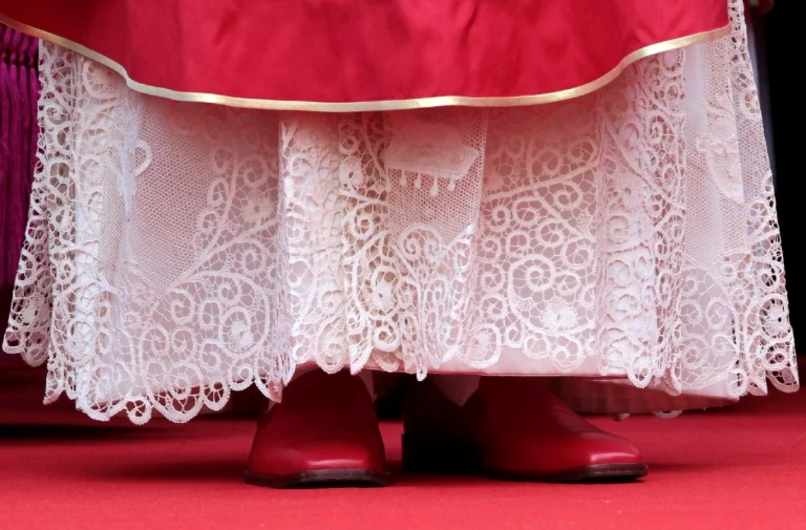 pantofi rosii papa afp
