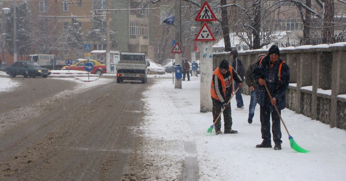 Lucrătorii primăriei au îndepărtat zăpada de pe trotuare