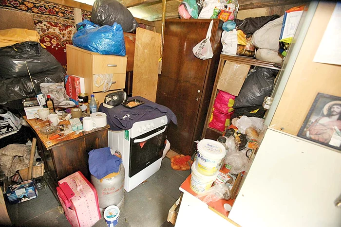 Aragazul și mobila nu îi mai folosesc la nimic bunicii Maria