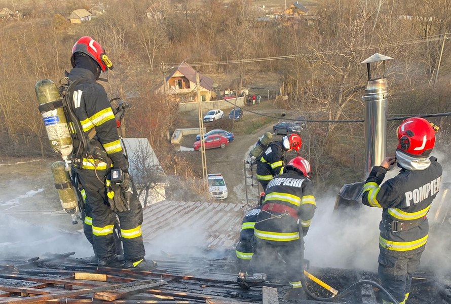 Incendiu devastator la un adăpost de animale din Suceava: 15 porci au murit