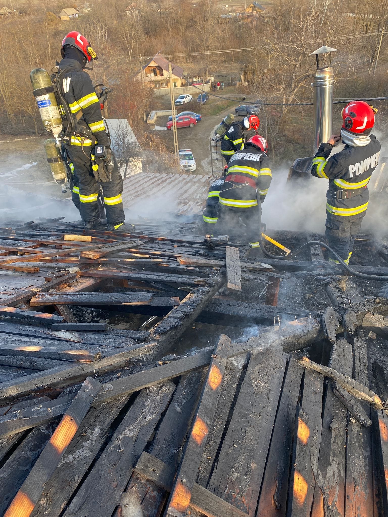 Incendiu la o școală din Vaslui. Pompierii au salvat sălile de clasă de flăcări.