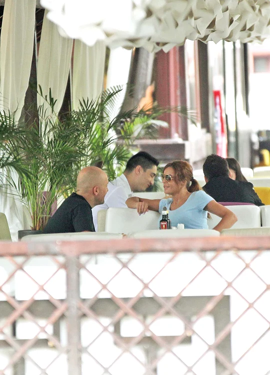 Septembrie. Costi pare relaxat în compania unei brunete