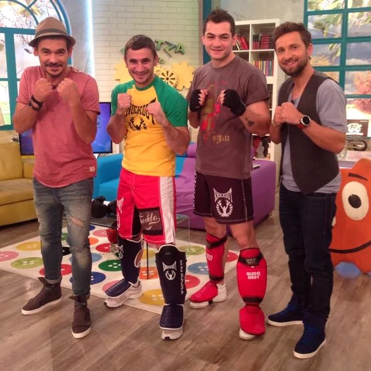 Tânărul cu tricou galben a purtat de-a lungul timpului tricouri cu mesaje la adresa lui Mircea Badea