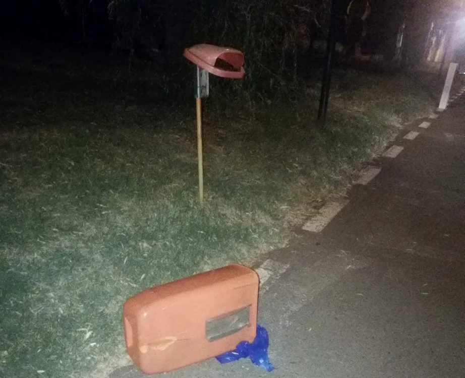 Unul dintre coşurile de gunoi vandalizate Foto: Poliţia de Locală Galaţi