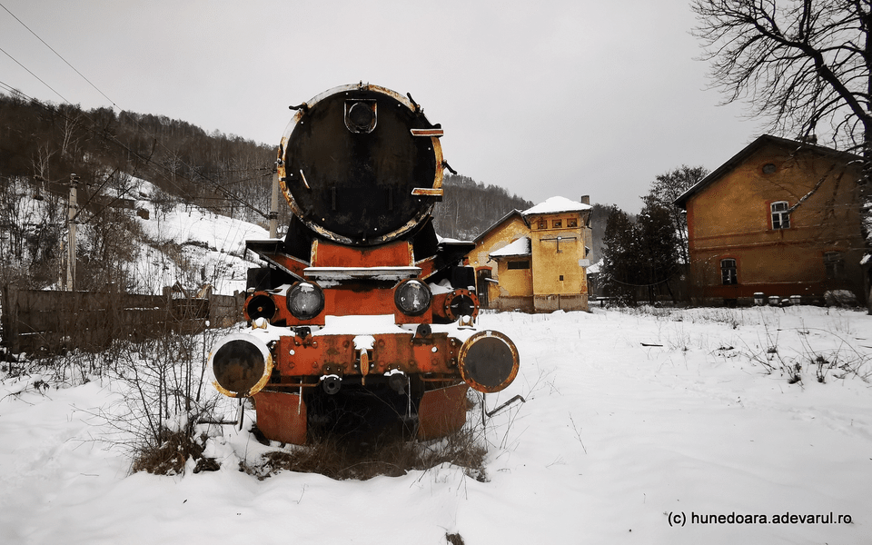 „Bijuteriile” căilor ferate din România ruginesc într-un depou. Cum arată vechile locomotive cu abur VIDEO
