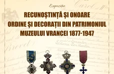Afișul expoziției ,,Recunoștință și onoare. Ordine și decorații din patrimoniul Muzeului Vrancei 1877-1947”