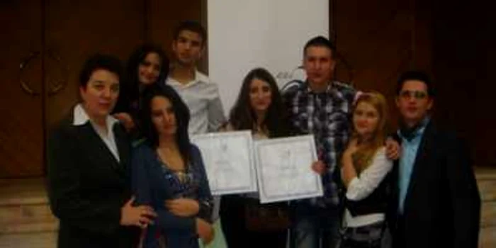 Reporterii de liceu, bucuroşi de premiile colegei lor Larisa