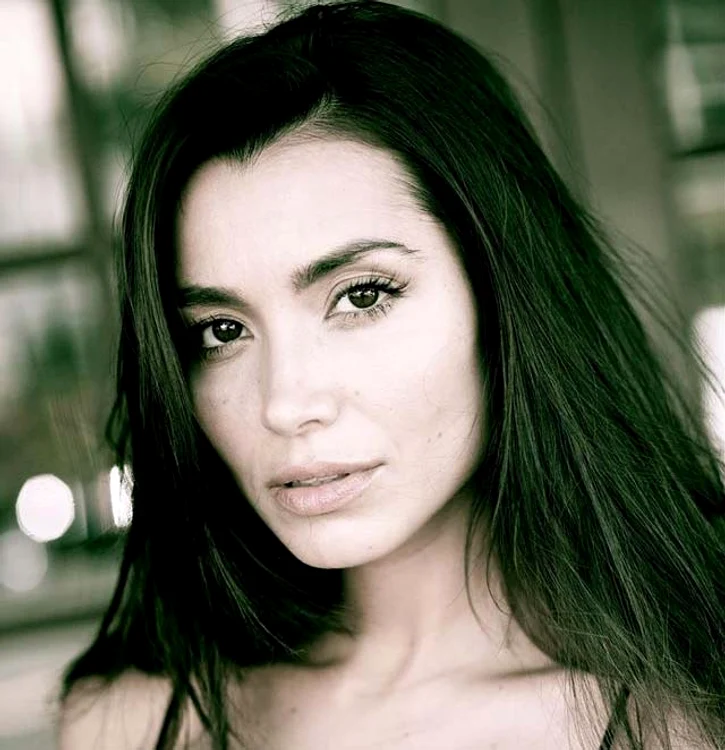 Lili Sandu a renunţat la sutien în mijlocul naturii FOTO: Arhiva personală