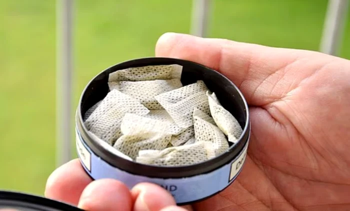 Strategii periculoase pentru a crește randamentul angajaților: firmele oferă pliculețele cu nicotină gratis pentru a stimula productivitatea