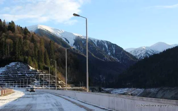 Munţii Retezat, văzuţi de pe Barajul Gura Apelor. FOTO: Daniel Guţă. ADEVĂRUL.