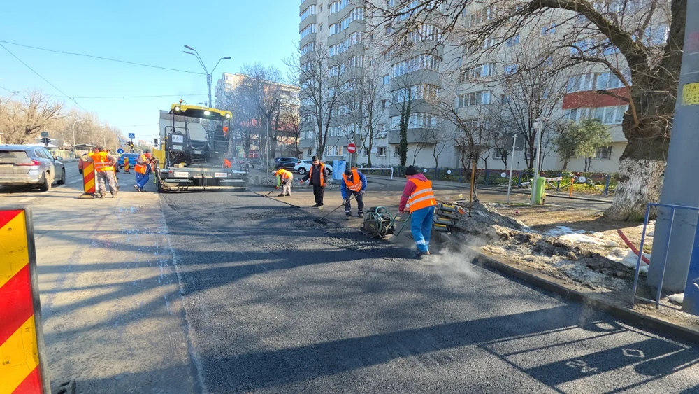 Curățenie de primăvară în sectorul 4. Sute de muncitori și zeci de utilaje participă o amplă acțiune pentru igienizarea