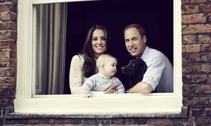Kate, William şi fiul lor, George, la Palatul Kensington (foto: Guliver/Getty) jpeg