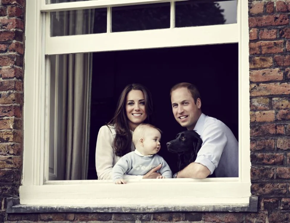 Kate, William şi fiul lor, George, la Palatul Kensington (foto: Guliver/Getty)