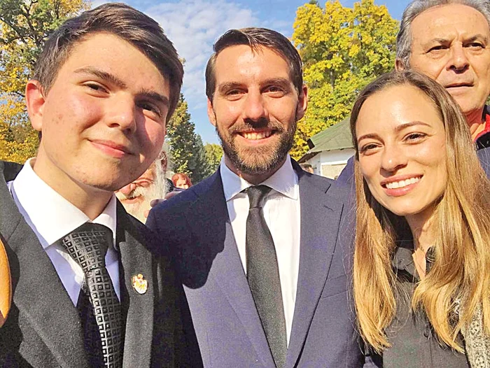 Rareş Remeţan s-a fotografiat cu prinţul Nicolae şi soţia sa, Alina