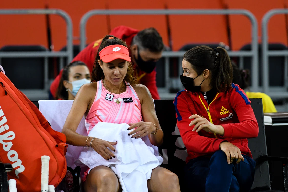 
    Mihaela Buzărnescu și Monica Niculescu, într-un moment de pauzăFoto: sportpictures.eu  