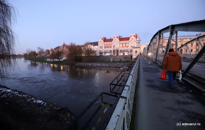 Podul peste Timiș, din Lugoj, vechi din 1902. Foto: Daniel Guță. ADEVĂRUL