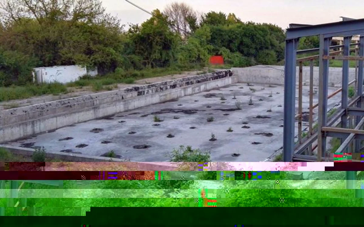 Bazinul olimpic de la Galaţi în paragină FOTO C Crângan