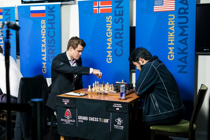 Magnus Carlsen (stânga) e campionul mondial la zi