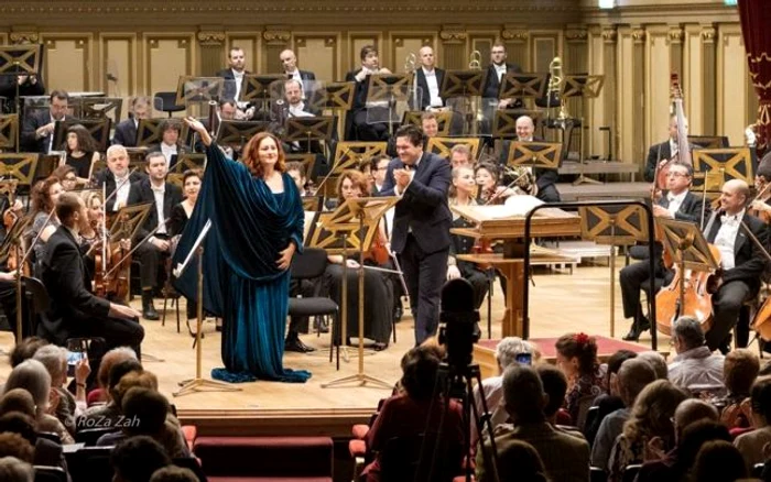 Mezzosoprana Aura Twarowska şi dirijorul Cristian Măcelaru, alături de Orchestra Filarmonicii "George Enescu" pe scena Aeneului Român Foto: RoZa Zah