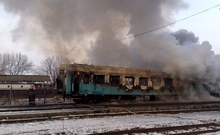 
    Vagonul incendiat a acoperit intreaga Gara de Nord cu fum  