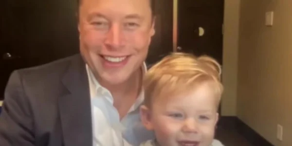 Elon Musk şi fiul său Baby X foto captura video